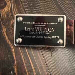 Louis Vuitton Black and Silver Men's Belt Buckle 
Buckle is reversible. 90cm/36”